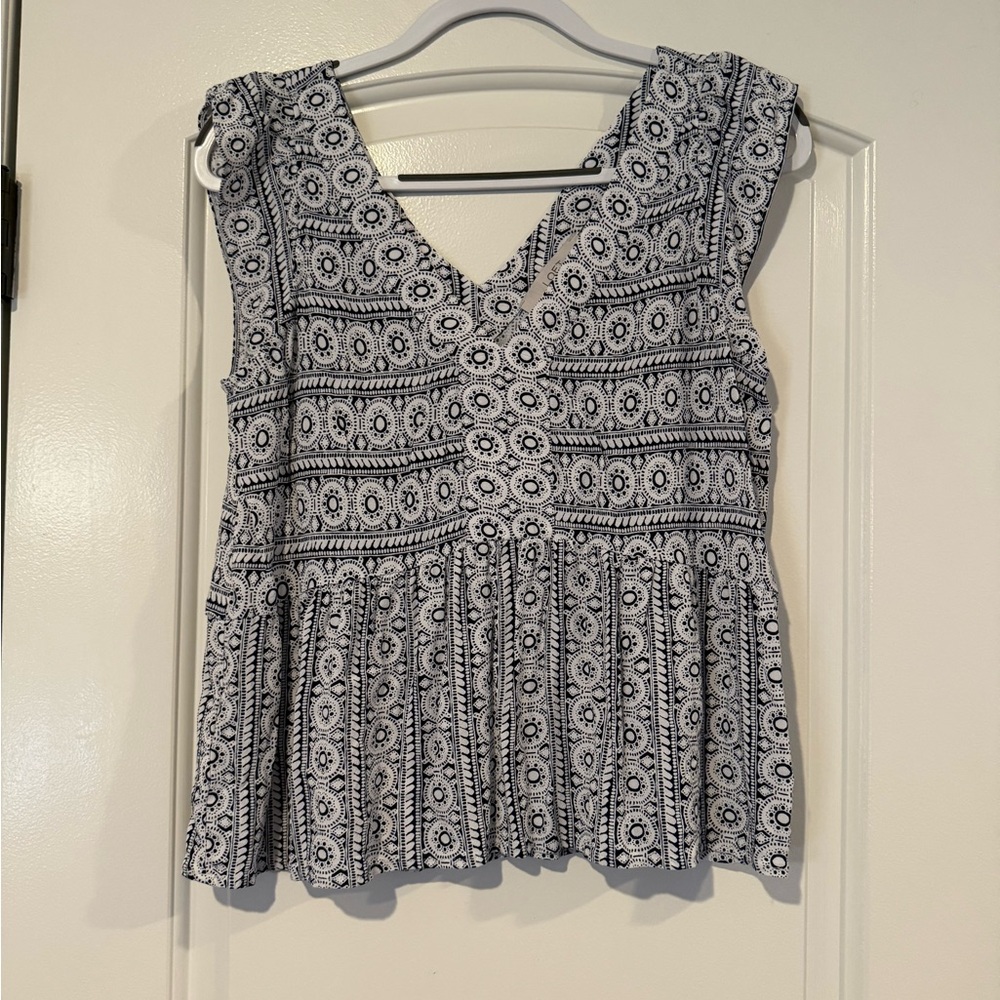 LOFT Black and White Patterned Sleeveless Top